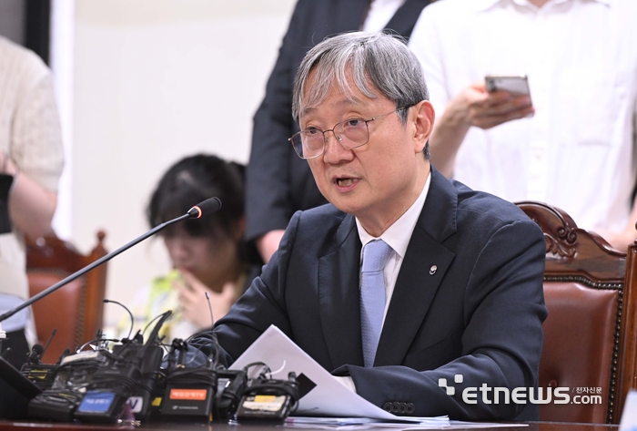 [포토] 모두발언 하는 이찬진