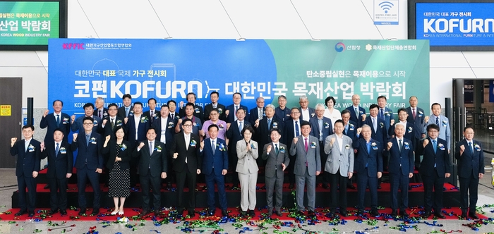 '제36회 2025 한국국제가구 및 인테리어산업대전(약칭 : KOFURN, 코펀)'이 28일 일산 킨텍스에서 막을 올렸다. (앞줄 왼쪽 6번째부터) 심승일 중소기업중앙회 부회장, 이순종 대한가구연합회장, 이미라 산림청 차장, 김헌중 목재산업단체총연합회장 등 관계자들이 기념촬영을 하고 있다.
