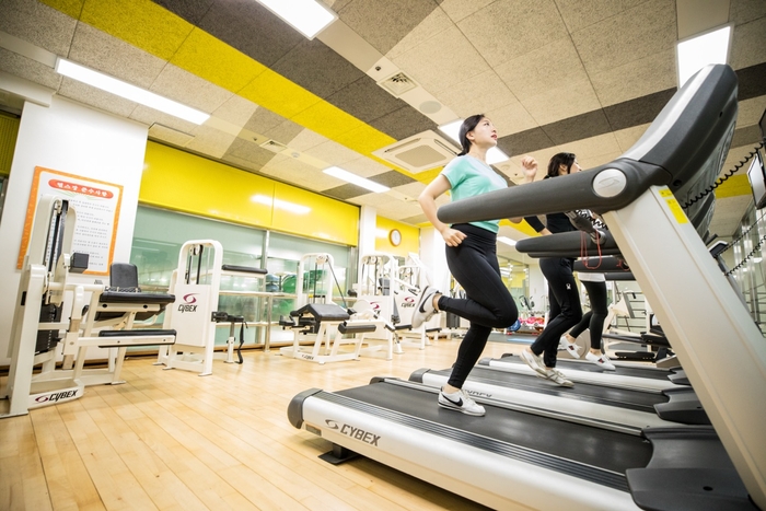 경인여대 재학생들이 헬스장에서 운동을 하고 있다. (사진=경인여대)