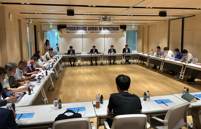 충남TP)는 27일 충남도의회 기획경제위원회 이종화 의원과 홍성지역 중소기업 대표 등 30여명과 홍성 충남공감마루에서 정책간담회를 가졌다.