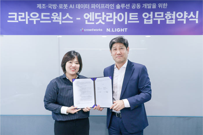 김우승 크라우드웍스 대표(오른쪽)와 박진영 엔닷라이트 대표가 업무협약을 체결하고 사진촬영을 하고 있다. 크라우드웍스 제공