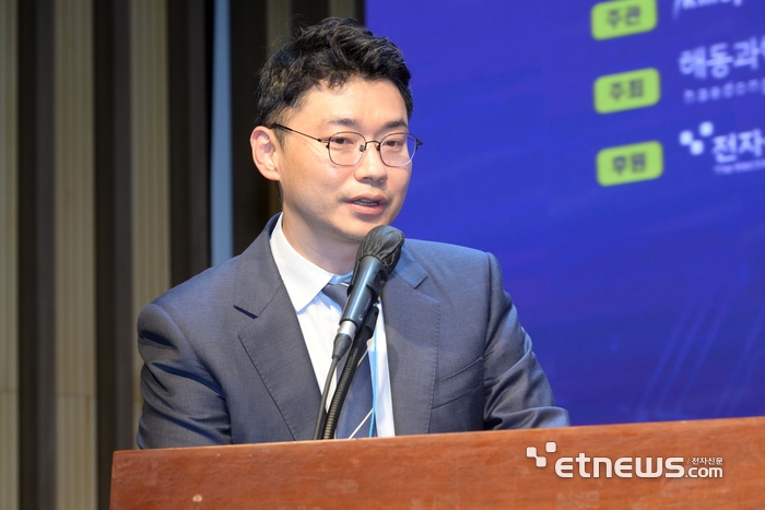 해동과학문화재단이 주최하고 한국마이크로전자 및 패키징학회가 주관한 '2025년 해동 패키징 기술 포럼'이 'ECTC 등 첨단 패키징 학회 및 기술동향 리뷰'를 주제로 29일 서울 강남구 과학기술컨벤션센터에서 열렸다. 이주형 서울과학기술대학교 교수가 '첨단패키징 공정에서의 AI 기반 정밀광계측기술 동향'을 주제로 발표하고 있다. 김민수기자 mskim@etnews.com