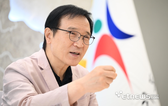 임태희 경기도교육감이 경기도교육청에서 교육 정책 전반과 관련해 인터뷰 하고 있다. 이동근기자 foto@etnews.com