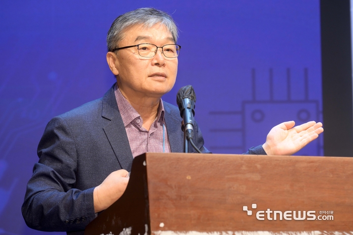 해동과학문화재단이 주최하고 한국마이크로전자 및 패키징학회가 주관한 '2025년 해동 패키징 기술 포럼'이 'ECTC 등 첨단 패키징 학회 및 기술동향 리뷰'를 주제로 29일 서울 강남구 과학기술컨벤션센터에서 열렸다. 이춘흥 박사(전 인텔 수석부사장)이 '첨단 패키지 미래 기술 동향(기회와 도전)'을 주제로 발표하고 있다. 김민수기자 mskim@etnews.com