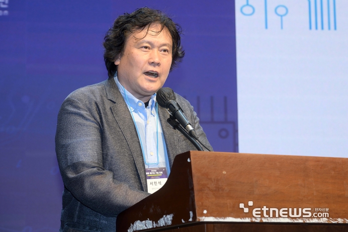 해동과학문화재단이 주최하고 한국마이크로전자 및 패키징학회가 주관한 '2025년 해동 패키징 기술 포럼'이 'ECTC 등 첨단 패키징 학회 및 기술동향 리뷰'를 주제로 29일 서울 강남구 과학기술컨벤션센터에서 열렸다. 서민석 캠텍코리아 전무가 'AI반도체를 위한 패키징 첨단 공정-하이브리드 본딩, 2.5D/3D 이종 접합 공정'을 주제로 발표하고 있다. 김민수기자 mskim@etnews.com