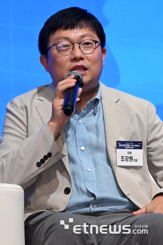 전자신문 1만호 기념 컨퍼런스가 '한국형 AI 발전 전략과 비전'을 주제로 29일 서울 서초구 엘타워에서 열렸다. 조강원 모레 대표가 토크콘서트에서 발언하고 있다. 이동근기자 foto@etnews.com