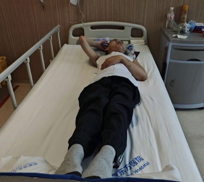 수술을 받고 중국 '폴더 소년'의 몸이 모두 펴진 모습. 사진=사우스차이나모닝포스트 캡처