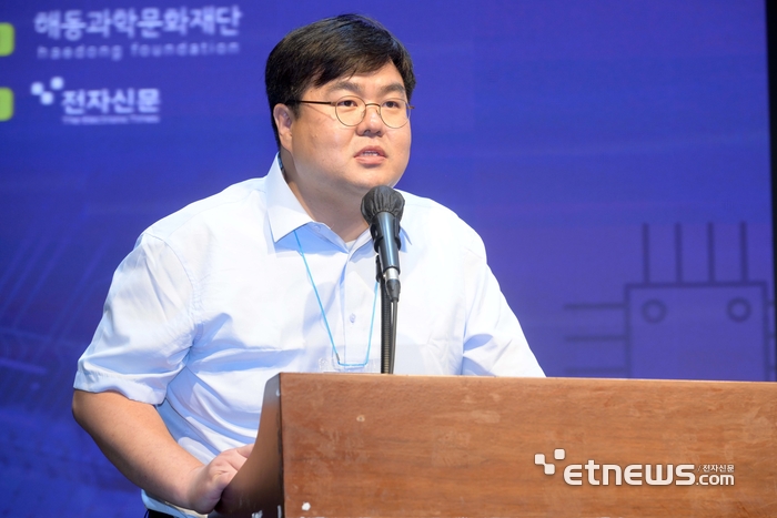 해동과학문화재단이 주최하고 한국마이크로전자 및 패키징학회가 주관한 '2025년 해동 패키징 기술 포럼'이 'ECTC 등 첨단 패키징 학회 및 기술동향 리뷰'를 주제로 29일 서울 강남구 과학기술컨벤션센터에서 열렸다. 이용석 명지대학교 교수가 'AI와 소재 기반 차세대 패키징 설비 동향'을 주제로 발표하고 있다.
김민수기자 mskim@etnews.com