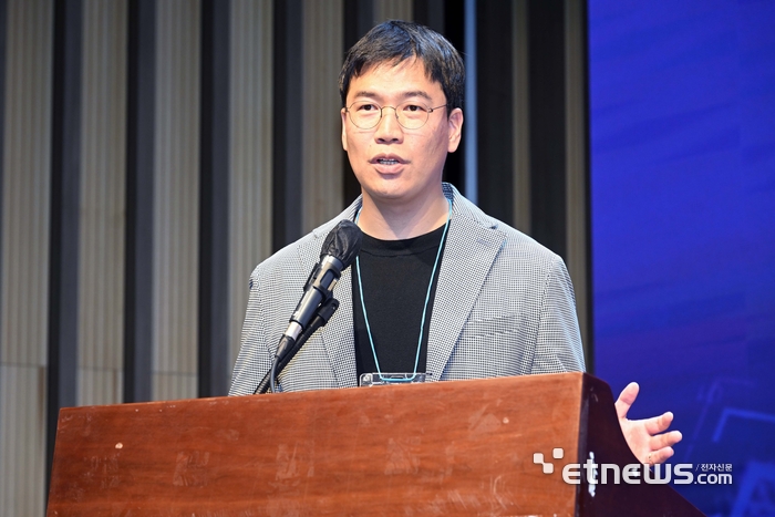 해동과학문화재단이 주최하고 한국마이크로전자 및 패키징학회가 주관한 '2025년 해동 패키징 기술 포럼'이 'ECTC 등 첨단 패키징 학회 및 기술동향 리뷰'를 주제로 29일 서울 강남구 과학기술컨벤션센터에서 열렸다. 정성엽 고려대 교수가 '첨단 패키징 설계 기술과 인공지능 활용 동향'을 주제로 발표하고 있다. 김민수기자 mskim@etnews.com