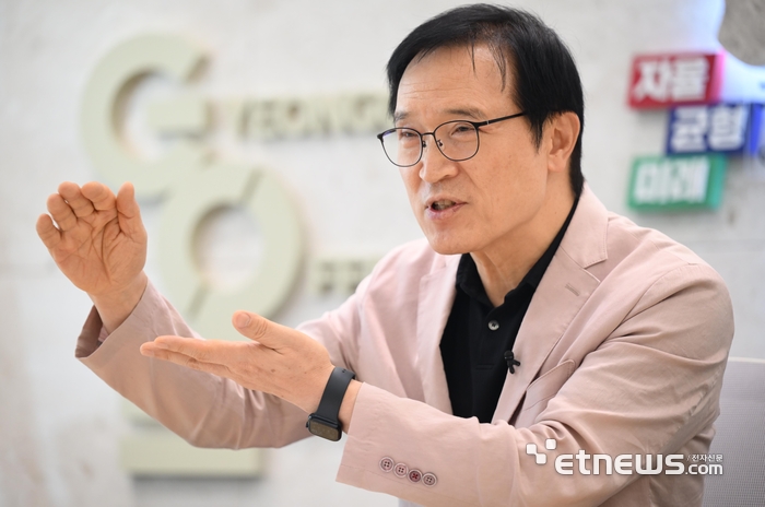 임태희 경기도교육감이 경기도교육청에서 교육 정책 전반과 관련해 인터뷰 하고 있다. 이동근기자 foto@etnews.com