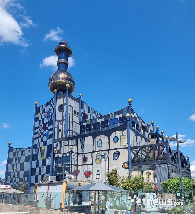 오스트리아 빈 도심 한복판에 위치한 쓰레기 소각장 '슈피텔라우' 전경.