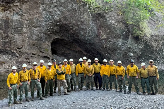 미국 워싱턴주 산불 진화 작업에 투입된 민간 회사 소속 소방인력. 사진=데이비드 디아즈/NBC 방송 캡처