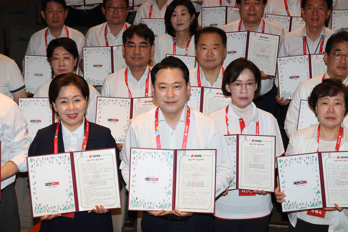 '국민께 드리는 손 편지' 든 국민의힘
     (인천=연합뉴스) 박동주 기자 = 국민의힘 장동혁 대표 등 의원들이 29일 인천국제공항공사 항공교육원에서 열린 2025 국민의힘 국회의원 연찬회에서 '국민께 드리는 손 편지'를 들고 있다. 2025.8.29
     pdj6635@yna.co.kr
 (끝)