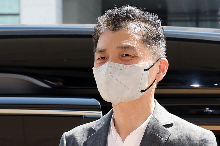 SM엔터테인먼트 시세조종 공모 의혹을 받는 카카오 창업자 김범수 경영쇄신위원장이 29일 오후 서울 양천구 서울남부지법에서 열린 1심 결심공판에 출석하고 있다. 〈자료 연합뉴스〉