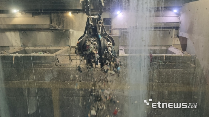 오스트리아 빈 쓰레기 소각장 '슈피텔라우'에서 작업자가 소각에 앞서 폐기물을 정리하고 있다.