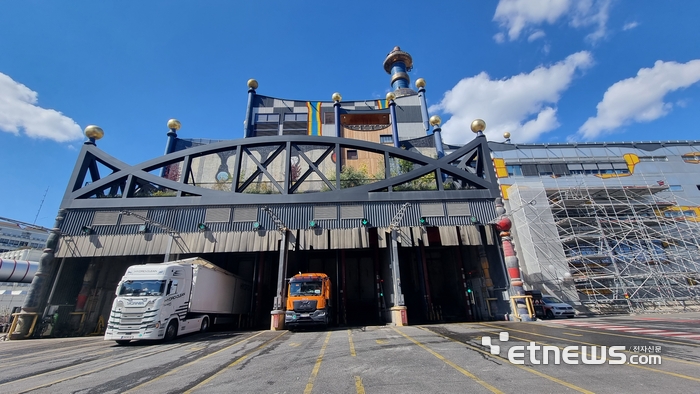 오스트리아 빈 폐기물 차량들이 쓰레기 소각장 '슈피텔라우'로 폐기물을 전달하고 있다.