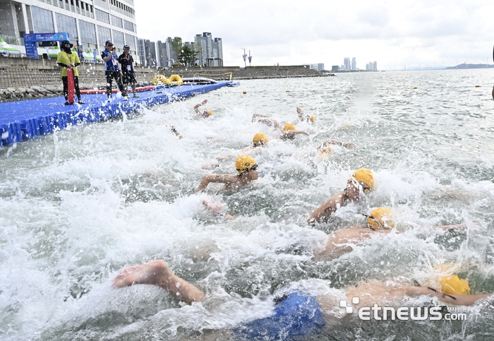 시흥시 거북섬 일원에서 열린 철인3종 종목 중 수영에 선수들이 도전했다.