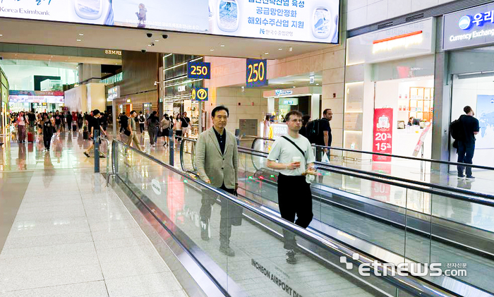 임태희 경기도교육감이 30일 튀니지 교육부를 공식 방문을 위해 출국하고 있다.