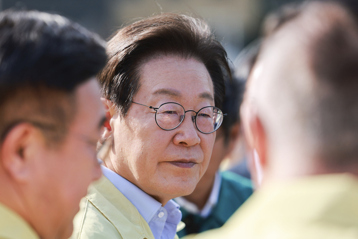 이재명 대통령, 강릉 가뭄 대응 추진 상황 점검     (강릉=연합뉴스) 홍해인 기자 = 이재명 대통령이 30일 강원 강릉시 성산면 오봉저수지를 방문해 가뭄 대응 추진 상황을 점검하고 있다. 2025.8.30 [대통령실통신사진기자단]     hihong@yna.co.kr (끝)