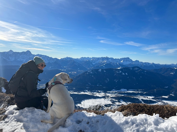 멜라니 파우스(간호사)가 오스트리아 알프스에서 자신의 반려견과 설경을 바라보고 있다. 사진 제공 : 멜라니 파우스