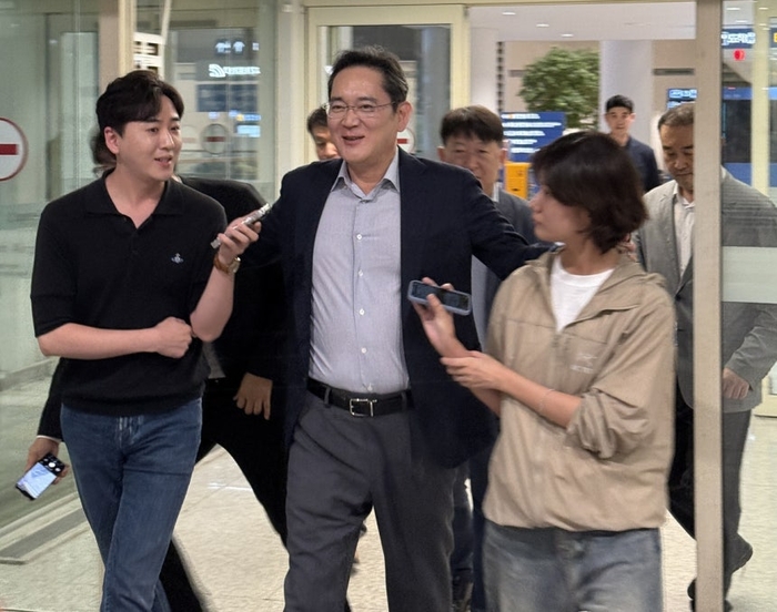 이재용, 방미사절단 마치고 귀국 … “일 열심히 해야죠”