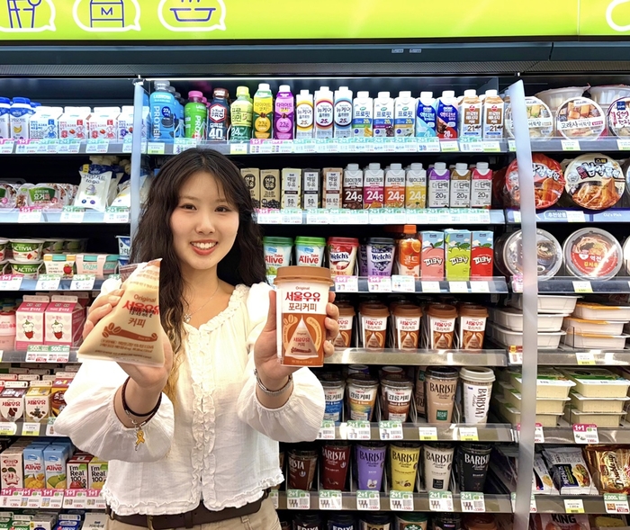 모델이 서울우유 '포리커피컵'과 커피포리를 소개하고 있다.