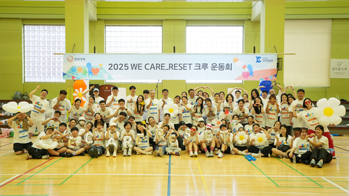 30일 충무스포츠센터에서 한화생명 위케어리셋 크루 캠페인 크루원들이 운동회 참여 기념촬영을 하고 있다.(사진=한화생명)