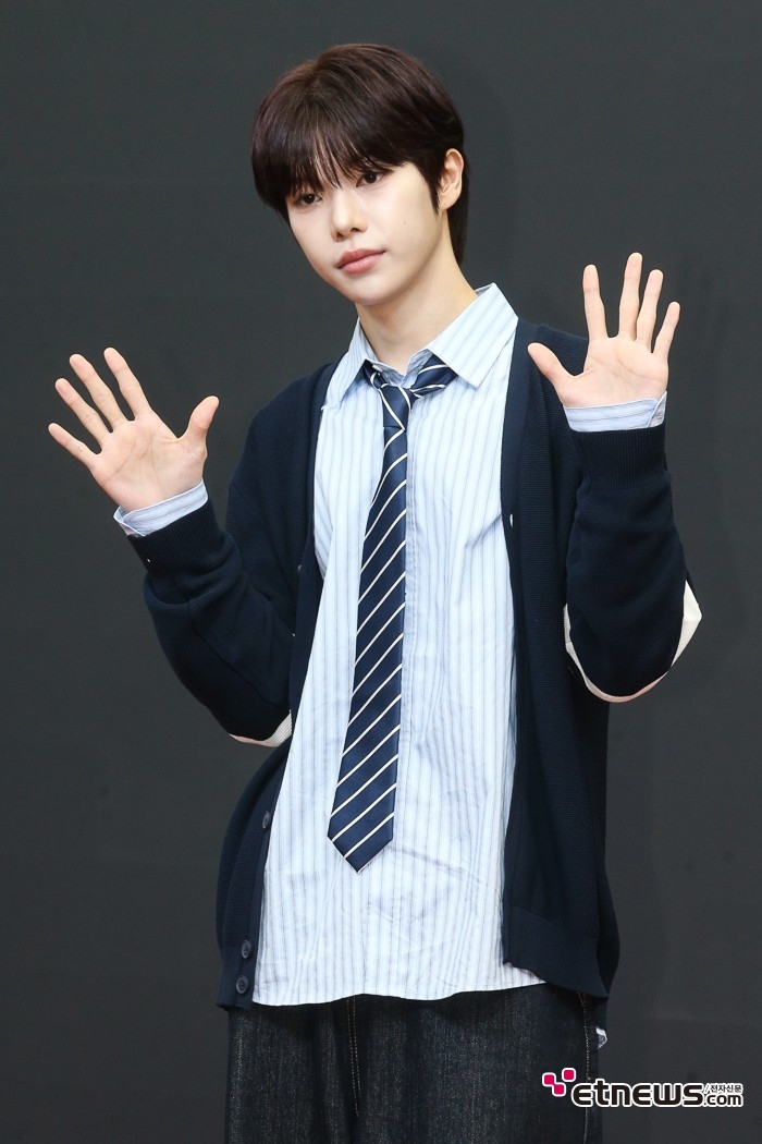 [ET포토] 유어즈(YUHZ) 김보현, '내림 머리사이 강렬한 눈빛'