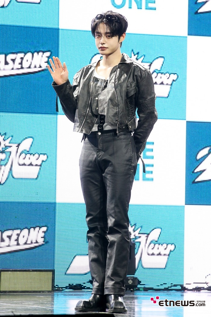 [ET포토] 제로베이스원 김지웅, '크로 재킷으로 섹시하게'