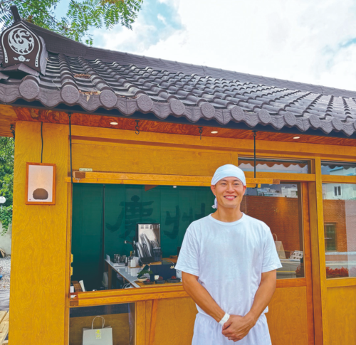 지난해 8월 경주앙주는 전통 한옥 형태의 매장으로 경주에 문을 열었다. 김준희 대표가 매장 앞에서 기념촬영을 하고 있다.