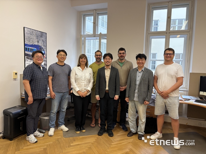 한국과 체코 산·학·연 전문가들은 지난달 29일(현지시간) 체코 프라하 소재 유로매니저스에서 만나 '한-EU 국제 공동연구 확대 방안'을 주제로 세미나를 개최했다. 왼쪽부터 송재령 국가녹색기술연구소 선임연구원, 손민수 한국건설기술연구원 연구위원, 마르티나 크리즈코바 유럽협력연구소장, 토마스 오휄 BD 솔루션 대표, 김현성 킴벤처러스 대표, 온드레이 시루체크 유로매니저스 파트너, 최영묵 성공회대학교 부총장, 얀 마차체크 오스트라바대학교 교수가 기념 촬영했다.