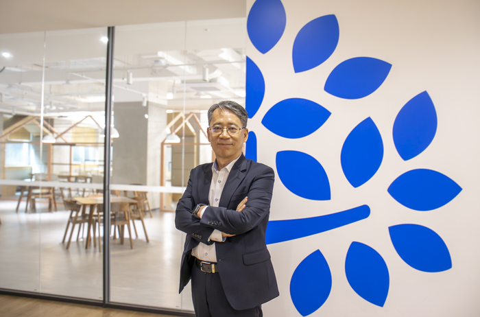 권두승 명지전문대 총장이 본지와의 인터뷰 후 기념 촬영했다. (사진=우단우 PD)