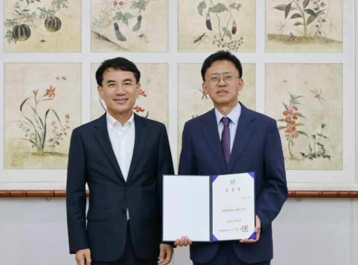 김진태 강원도지사(왼쪽)와 최종균 강원도립대 총장.[