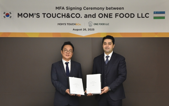 (왼쪽부터) 김동전 맘스터치앤컴퍼니 대표이사, 자파르 'ONE FOOD LLC' 대표이사