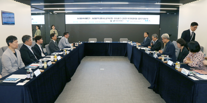 서울AI재단, 서울시교육청, 유네스코한국위원회는 'AI 윤리 공동 협력'을 위한 3자 업무협약을 체결하고 미래세대를 위한 책임 있는 AI 활용과 건강한 디지털 시민성 교육을 본격화한다. 1일 서울 마포구 서울AI재단에서 업무협약 후 기념촬영 하고 있다. 왼쪽부터 정근식 서울특별시교육청 교육감, 김만기 서울AI재단 이사장, 윤병순 유네스코 한국위원회 사무총장 직무대행.