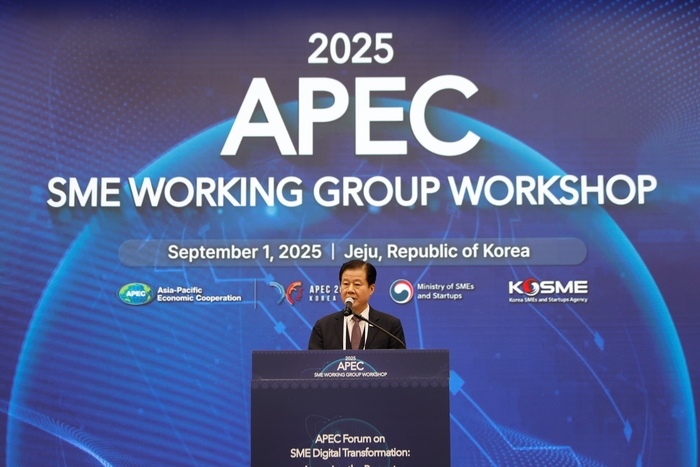 강석진 이사장이 1일 오전 제주ICC APEC 중소기업 혁신포럼에서 축사를 하고 있다