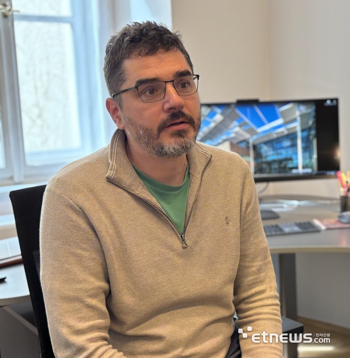 온드레이 시루체크 유로매니저스 파트너가 지난달 29일(현지시간) 체코 프라하 소재 유로매니저스에서 '한-EU 국제 공동연구 확대 방안'을 전하고 있다.