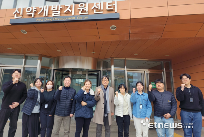 케이메디허브와 파이메드바이오가 공동개발한 항암제 'PMB212'가 FDA 임상 1상 IND 승인을 받았다. 케이메디허브 신약개발지원센터 연구진들.