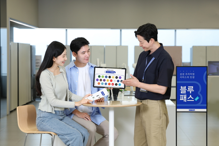 삼성스토어 서초에서 매니저가 방문 고객에게 'AI 구독클럽' 제휴 혜택을 설명하고 있다.