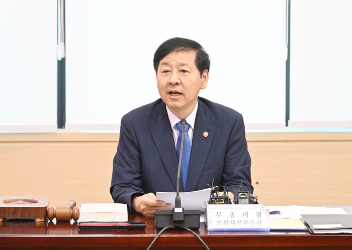 구윤철 부총리가 1일 정부서울청사에서 공공기관운영위원회를 주재하고 있다.[기재부 제공]