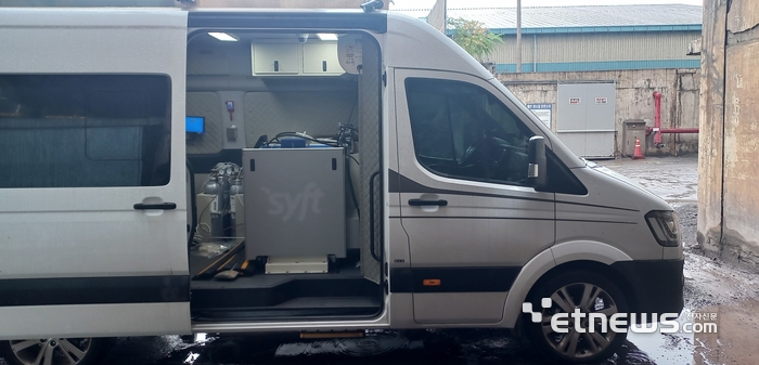 '유해 화학물질 이동형 측정시스템' 장비를 탑재한 차량