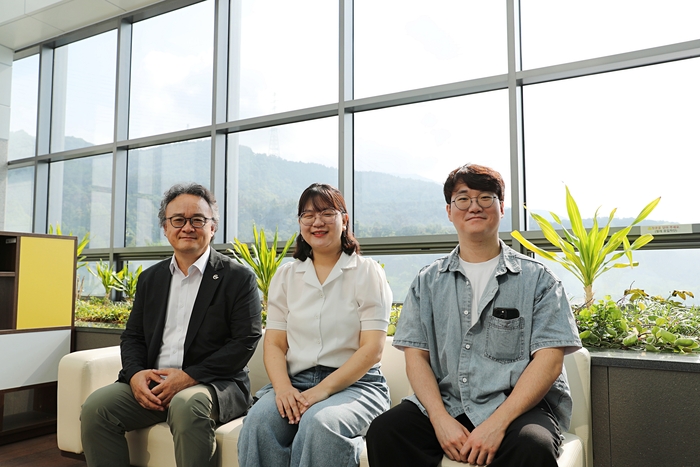 (왼쪽부터) DGIST 에너지공학과 이종수 교수, 이남지 석박사통합과정생, 최동현 박사과정생