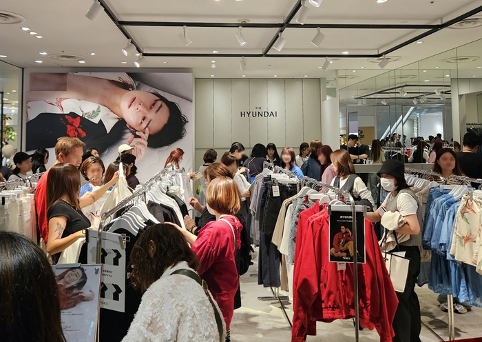지난해 5월 현대백화점이 일본 도쿄 쇼핑몰 파르코 시부야점에서 진행한 더현대 글로벌 팝업스토어가 고객들로 붐비고 있다.