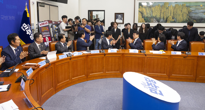 더불어민주당 정청래 대표와 김병기 원내대표를 비롯한 최고위원들이 정기국회 첫날인 1일 국회에서 열린 최고위원회의에서 당 회의 견학에 나선 민주당에 신입 당직자들을 환영하며 박수치고 있다. 연합뉴스