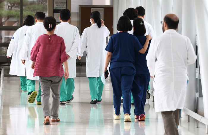 의대 정원에 반발해 병원을 떠났던 사직 전공의 상당수가 1일 업무 현장에 복귀했다. 이날 서울 시내 한 대형병원에서 의료진이 이동하고 있다. 연합뉴스.
