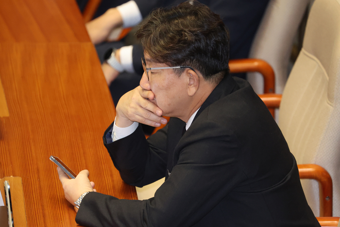 정기국회 개회식 참석한 권성동 의원 (서울=연합뉴스) 김주성 기자 = 통일교 측으로부터 불법 정치자금 1억원을 받은 혐의로 구속영장이 청구된 국민의힘 권성동 의원이 1일 서울 여의도 국회에서 열린 정기국회 개회식에 참석해 있다. 2025.9.1 utzza@yna.co.kr (끝)