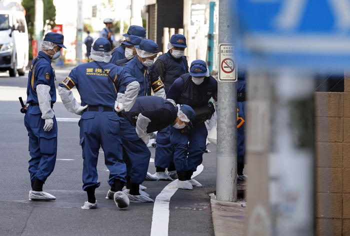 지난 1일 일본 도쿄 세타가야구에서 한국인 여성이 피습당한 사건 현장을 현지 경찰이 조사하고 있다. 사진=연합뉴스