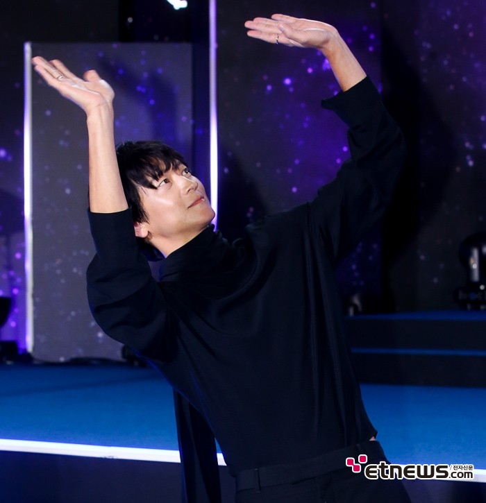 [ET포토] 강동원, '저 멀리 바라보며~'