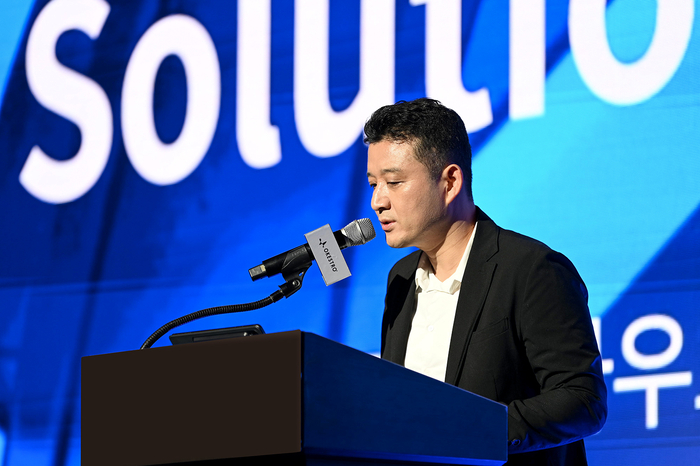 김민준 오케스트로 이사회 의장이 2일 그랜드 인터컨티넨탈 서울 파르나스에서 열린 '오케스트로 솔루션데이 2025' 기자간담회에서 환영사를 하고 있다. 오케스트로 공