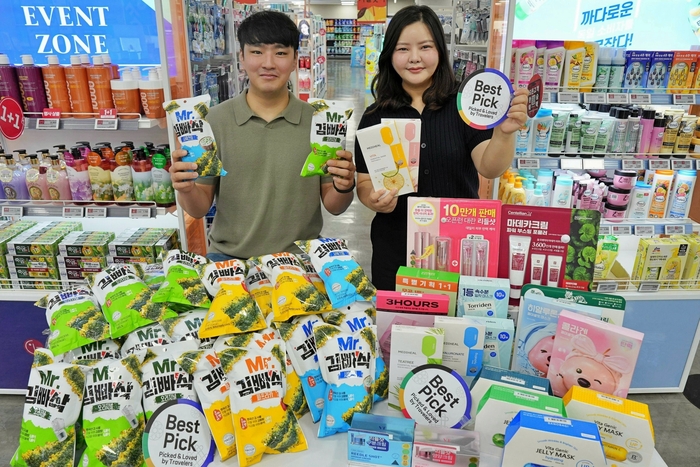 서울시 송파구에 위치한 롯데마트 제타플렉스 잠실점에서 김 스낵 신상품과 K뷰티 행사 상품을 홍보하는 임진건(왼쪽)MD와 이가연 MD의 모습